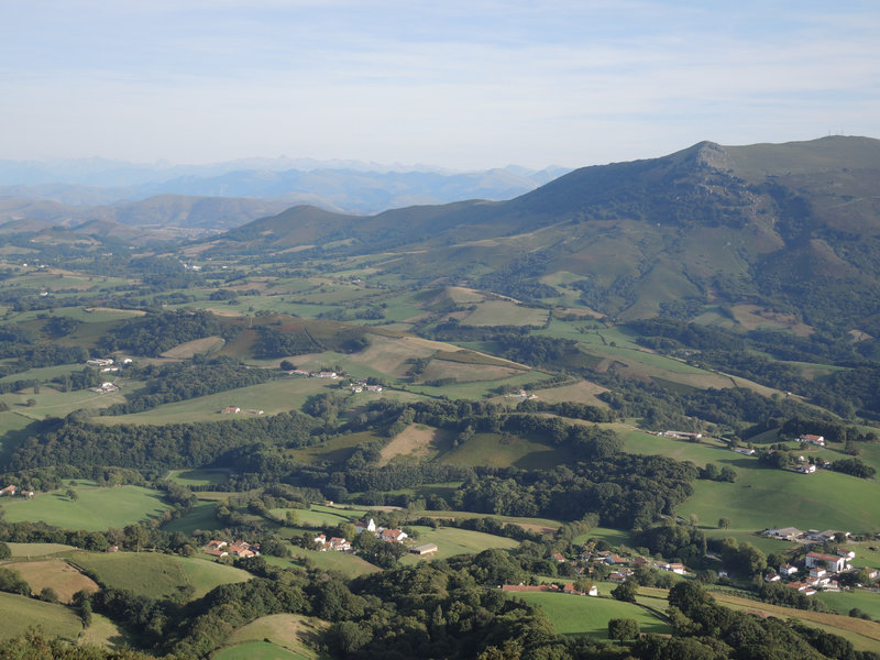 Mont Ursuya, à travers champs, vue sur Macaye et Pyrénées (64)