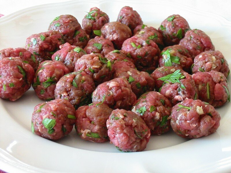 boulettes de kefta aux oeufs recettes plats Boulettes de Viande à la Coriandre et aux Epices et 3 petites sauces...