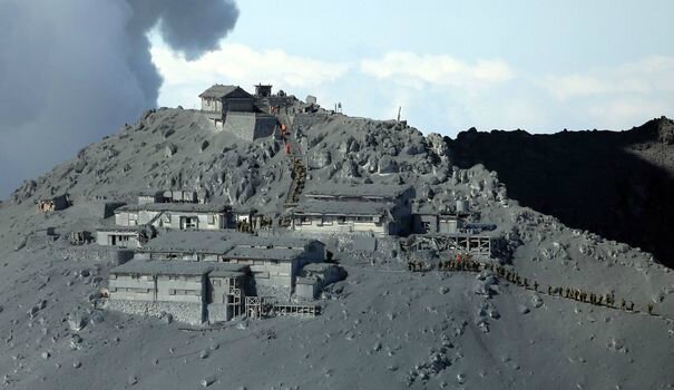 de-secours-recherchent-des-randonneurs-et-des-survivants-pres-du-sommet-du-mont-ontake-apres-l-eruption-du-volcan-le-28-septembre-2014-au-japon-1_5108394