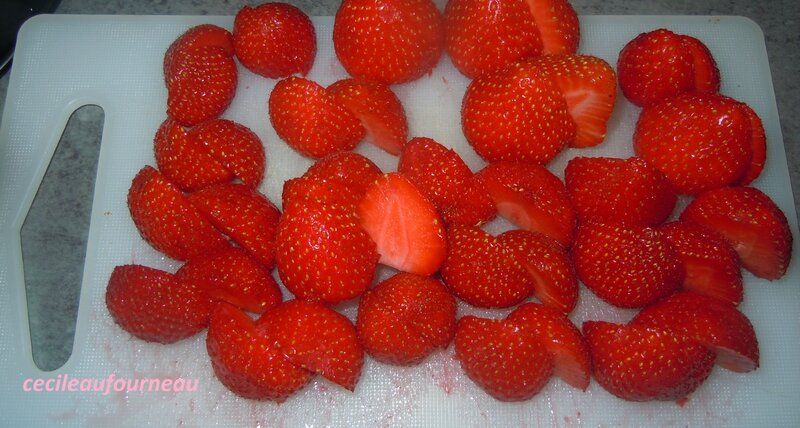 fraises coupées en deux