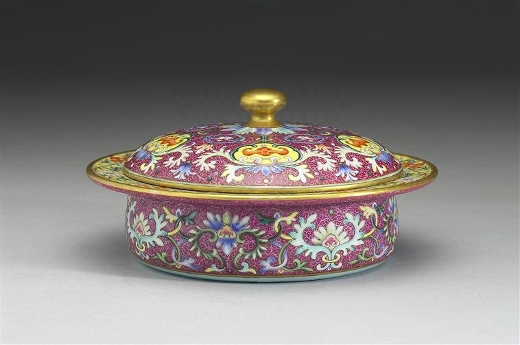 Crachoir à couvercle à décor incisé de brocard de fleurs, règne de Qianlong (1736-1795)