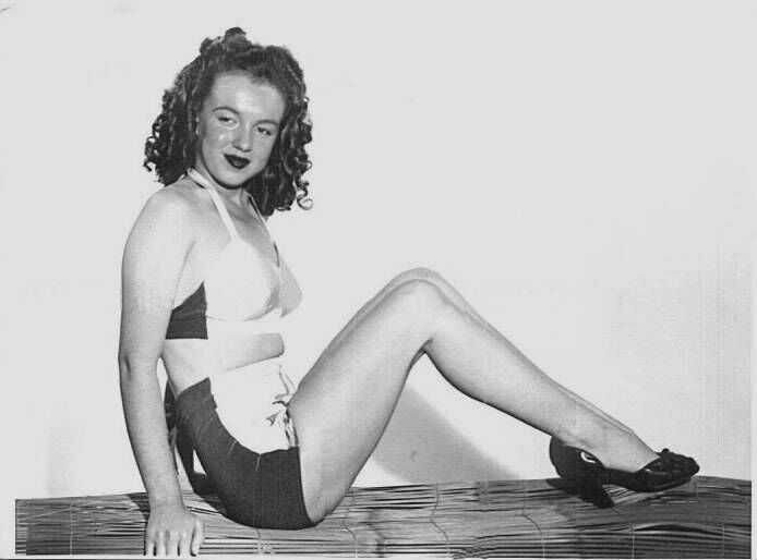 1945-Farr_Hueth_studio-model-bikini_bird-010-1