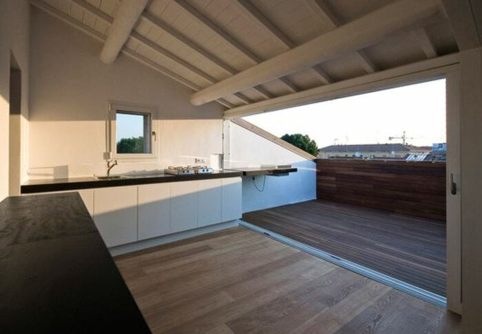 vue-direction-intérieur-extérieur-terrasse-en-bois-composite-une-cuisine-qui-s-ouvre-sur-une-terrasse-exemple-de-tropezienne-terrasse