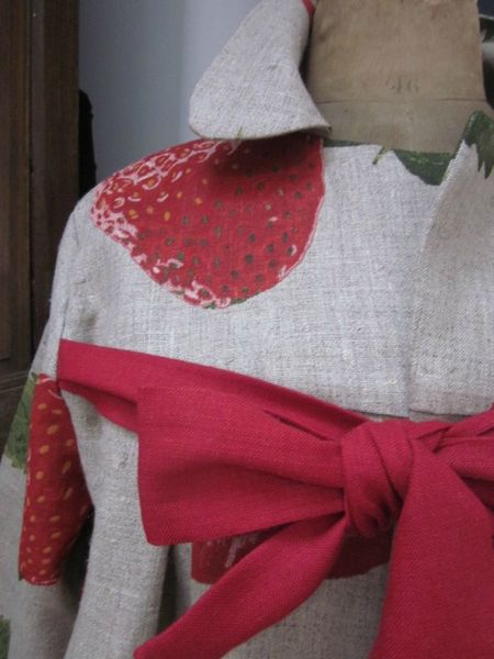 Manteau AGLAE en lin naturel imprimé de grosses fraises rouge - noué sur le devant d'un lien de lin rouge (5)