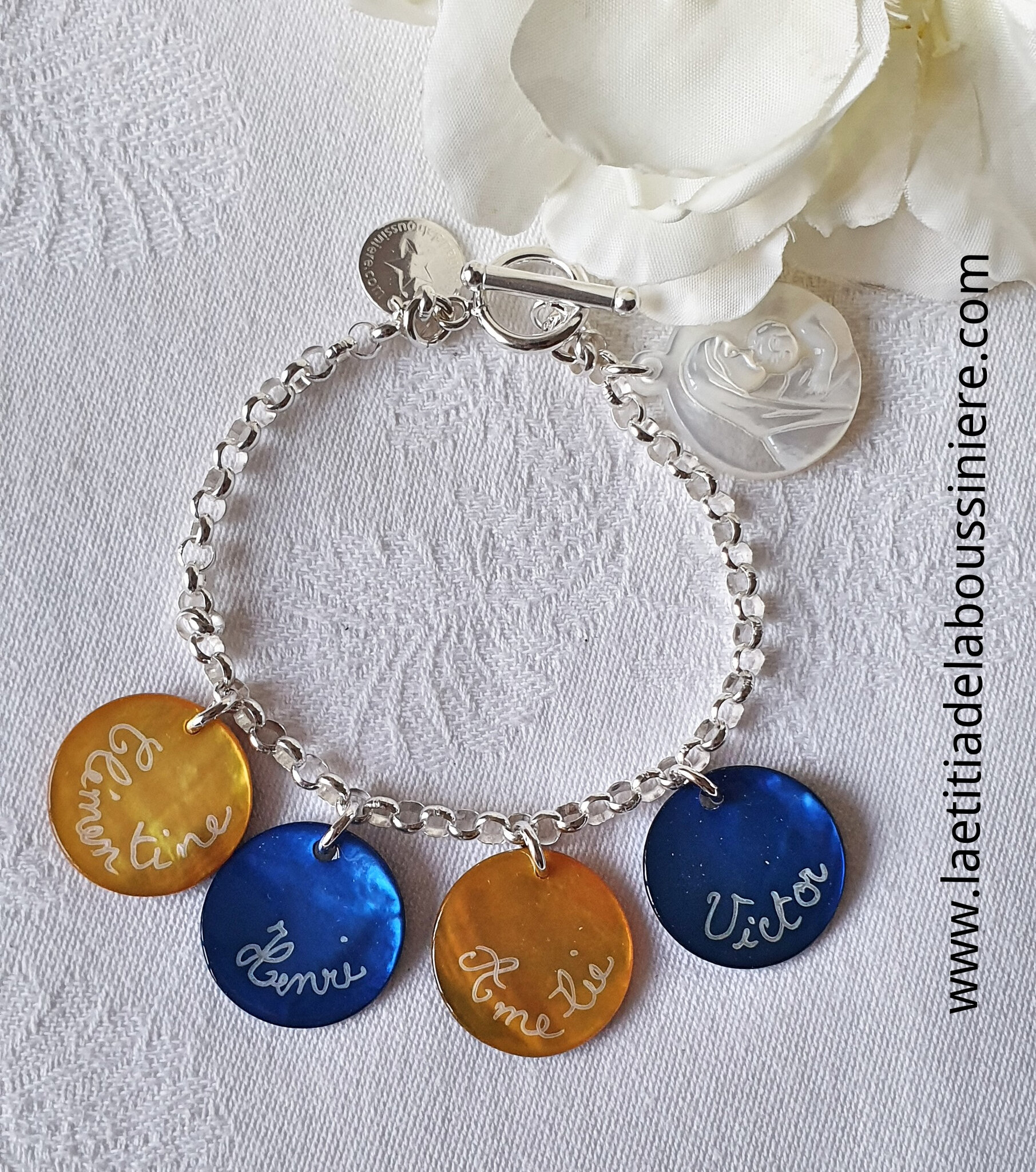 Bracelet personnalisé sur chaîne argent massif maille classique avec 4 médailles en nacre gravées et une médaille de Vierge à l'Enfant en nacre