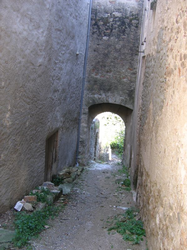 Montolieu : une ruelle du village en pierre.