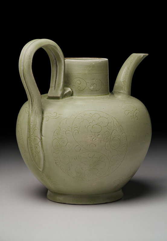 2023_NYR_20461_0830_003(an_extremely_rare_yue_celadon_ewer_cover_and_warming_basin_five_dynast103116)