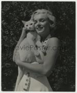 1951-08-MM_in_white_dress-studio_Fox-AYAYF-with_cat_Pinky-010-1a1