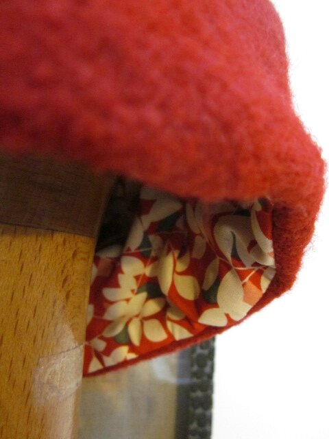 Chapeau Agathe en laine bouillie rouge avec fleur - doublure coton rouge imrpimé - taille 54 (1)