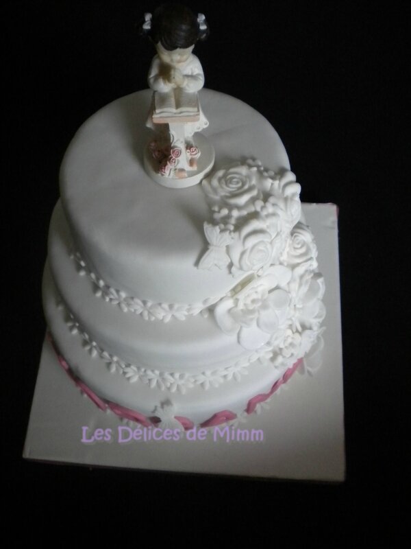 Un gâteau de communion tout blanc en pâte à sucre 7
