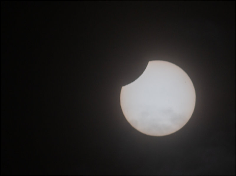 Eclipse partielle soleil nuages 251022 ym 7