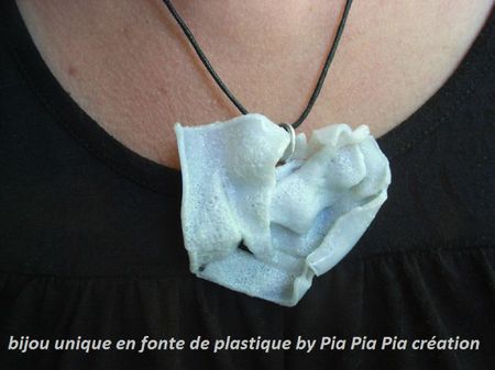 pendentif blanc en fonte de plastique création Pia Pia Pia