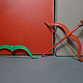 Des petits arcs Euréka et leur flèche en plastique de 3 francs, 6 sous... Des vieux <b>jouets</b> de <b>bazar</b> des années 60 !