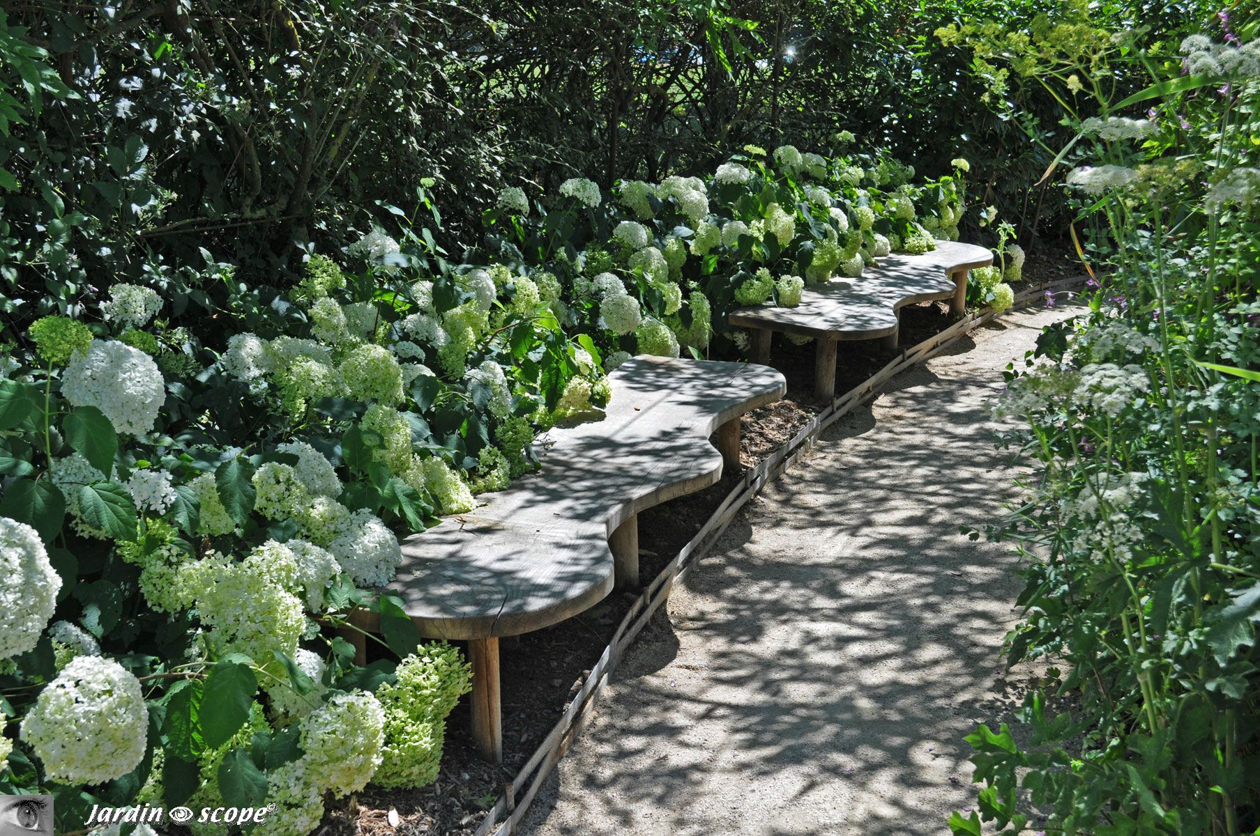 Banquettes en bois dans le potager de Chaumont sur Loire
