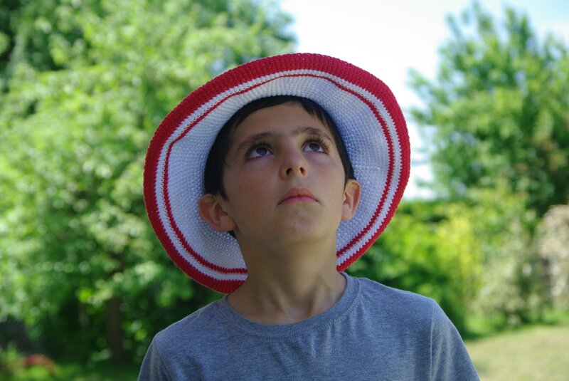 crocheter un chapeau rouge et blanc