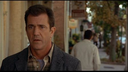jp%20shyamalan%20signs%20mel%20gibson%20Signs-9