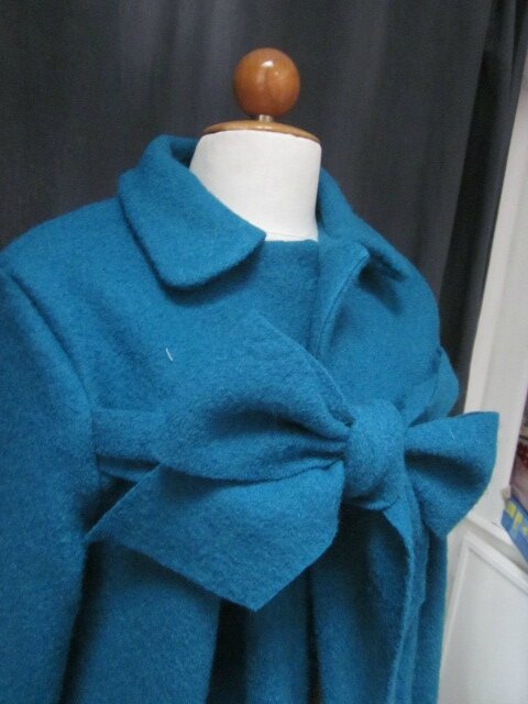 Manteau AGLAE en laine bouillie bleu pétrole fermé par un neoud dasn le même tissu (6)