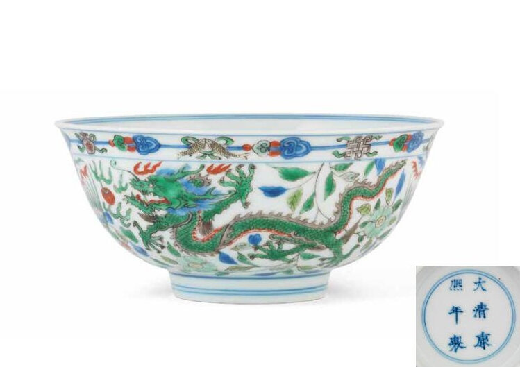 A wucai 'dragon and phoenix' bowl, Kangxi six-character mark and of the period (1662-1722)