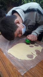 Walid s'applique à découper les rondelles qui vont devenir les gâteaux