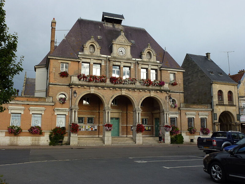 1024px-Attigny_(Ardennes)_mairie_(g)_et_Dôme_de_Charlemagne_(d)