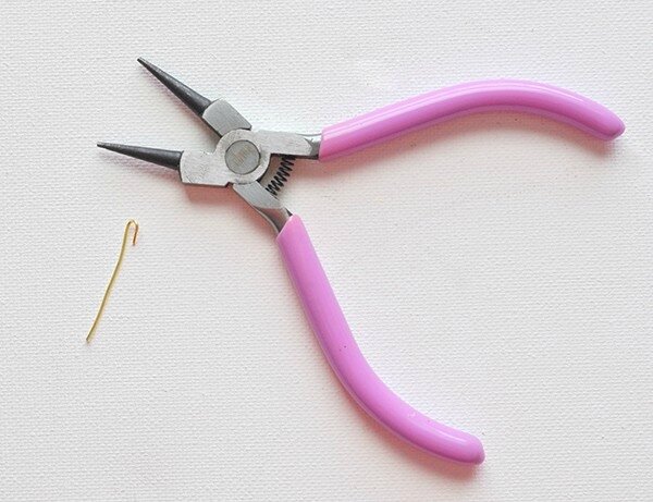 Bending-wire-with-round-nose-pliers