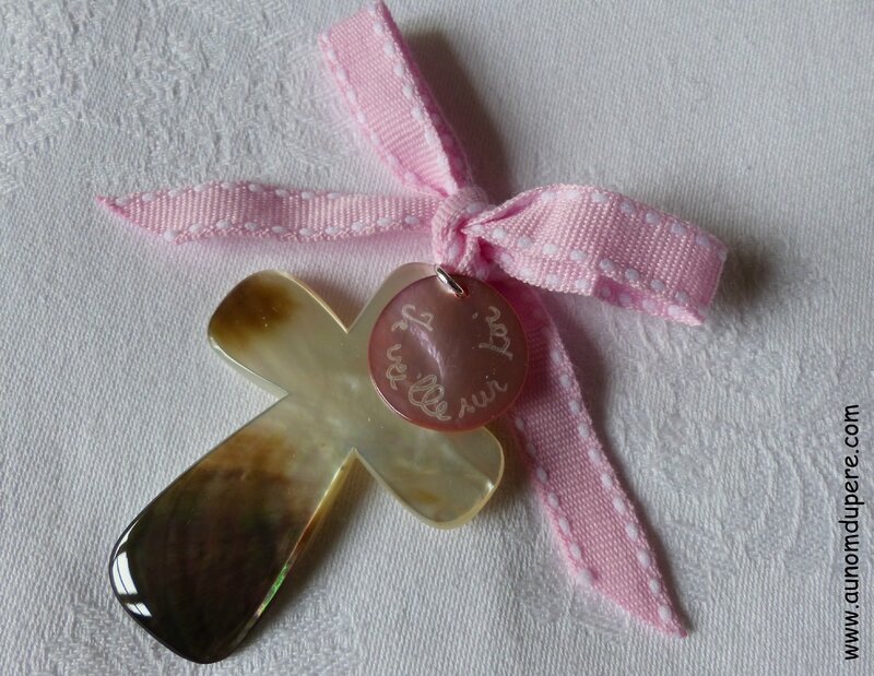 Croix en nacre sur ruban Sellier rose clair - 32 €