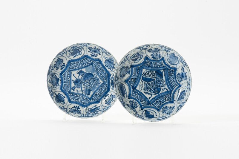 Two Kraak porcelain molded rim bowls, Wanli period (1573-1619)