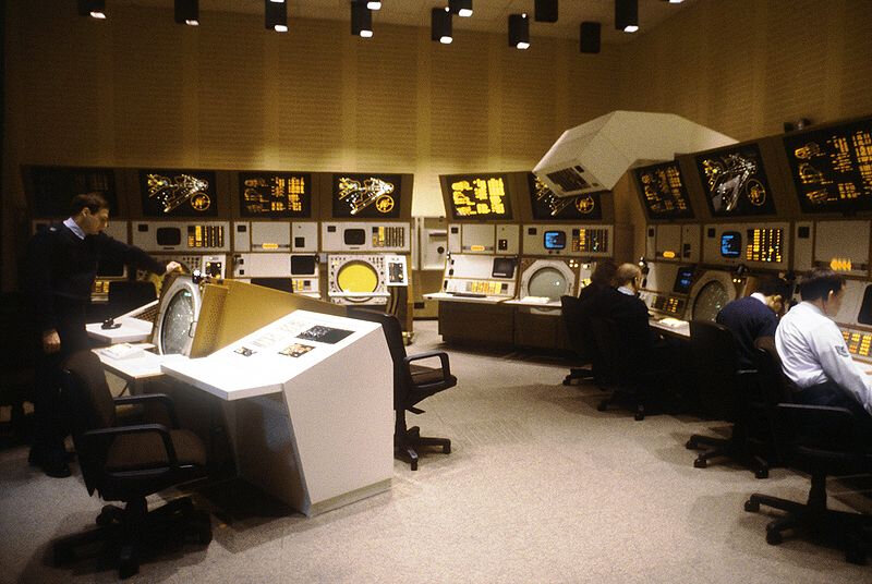 Photo-station-contrôle--Berlin_Air_Route_Traffic_Control_Center,_1987