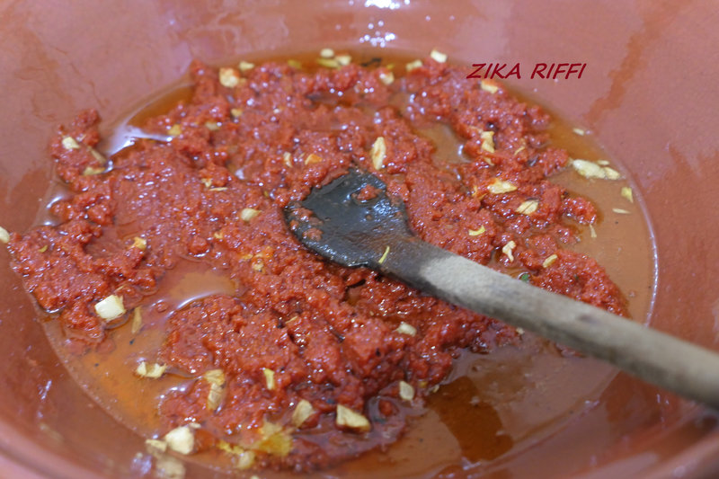 sauce tomate à l'ail pour kefta poulet épinards-