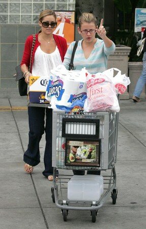 lauren_conrad_and_a_friend_stock_up_on_groceries5_1054x1650