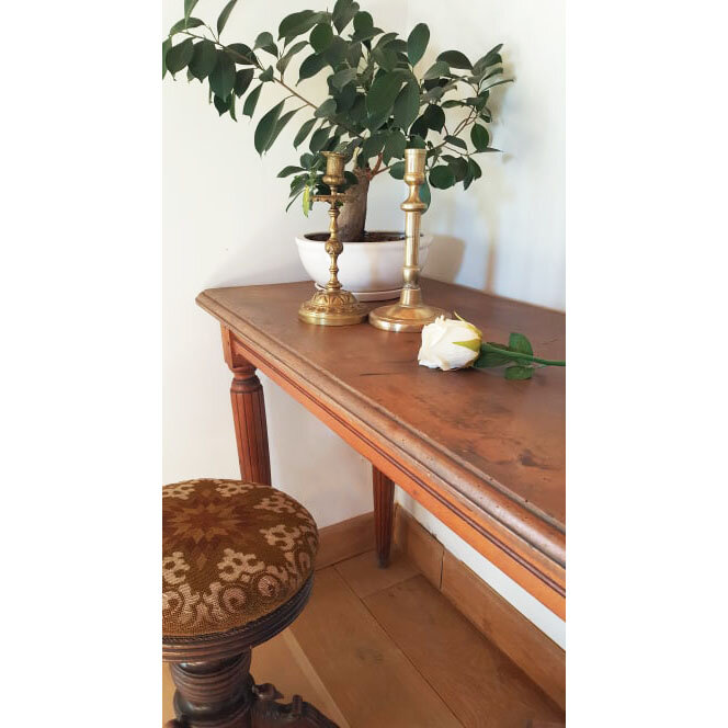 Ancienne grande desserte / table d' appoint bois aux jolis pieds travaillés
Elegance rustique
L171*L50*H75
brocante en ligne - instagram : la capucine bleue 