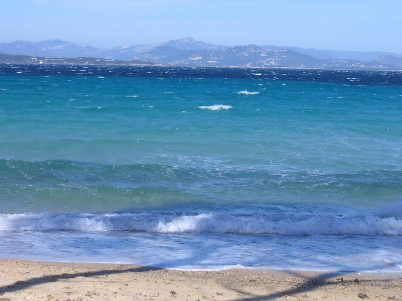 Porquerolles : la Plage de la Courtade, avec vue sur le littoral
