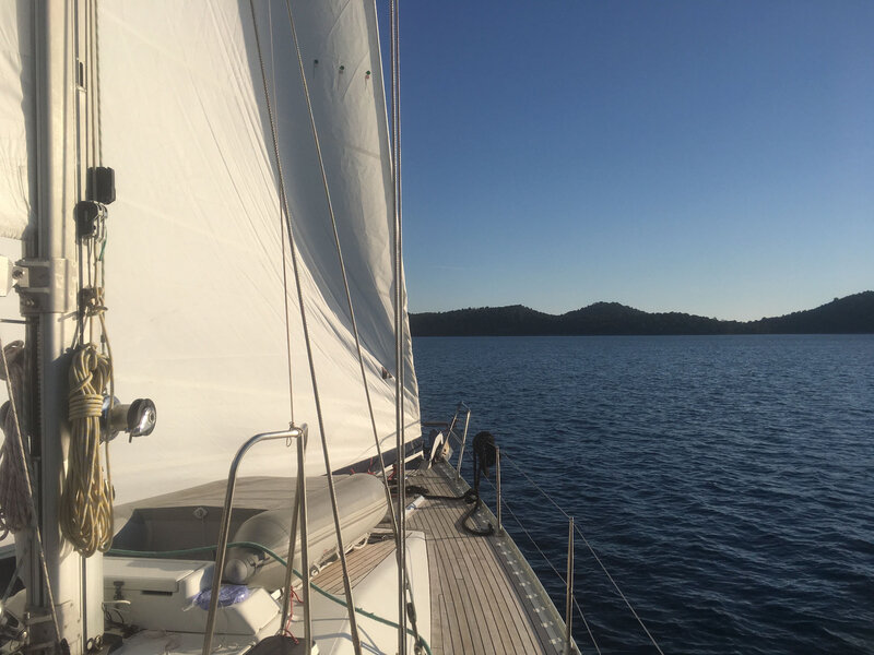 Bords à la voile dans Luka Telascica, lundi 16 mars 2020 (2)