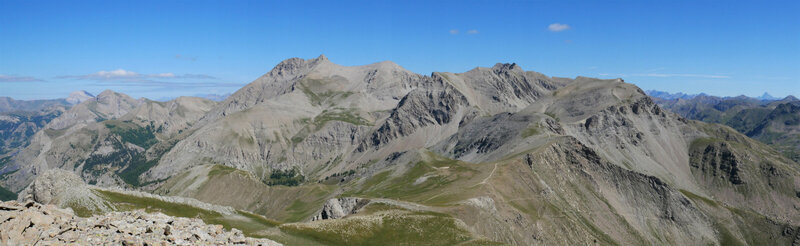 au nord, le massif du Mont Pelat