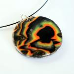 pendentif-noir-orange-jaune-fluo