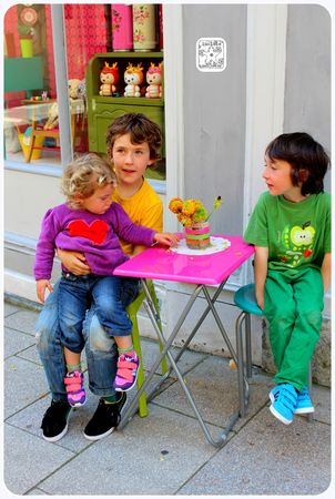 les enfants sur la terrasse