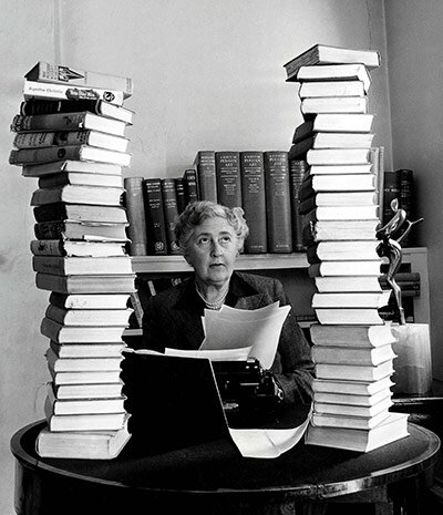 Agatha Christie à son bureau