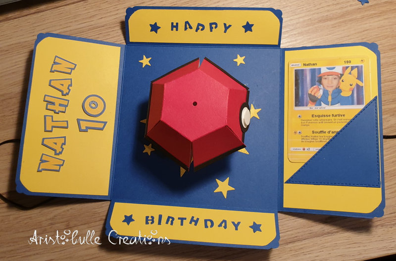 Carte Pokeball - ouverte dessus