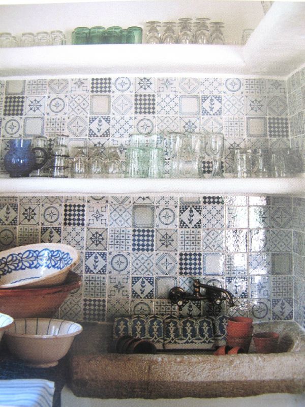 blue white kitchen tiles