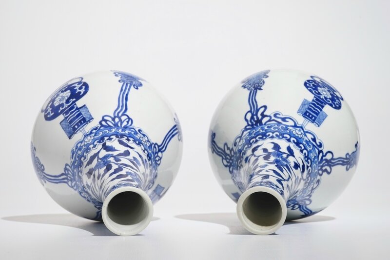 a-pair-of-chinese-blue-and-white-bottle-vases-kangxi-6