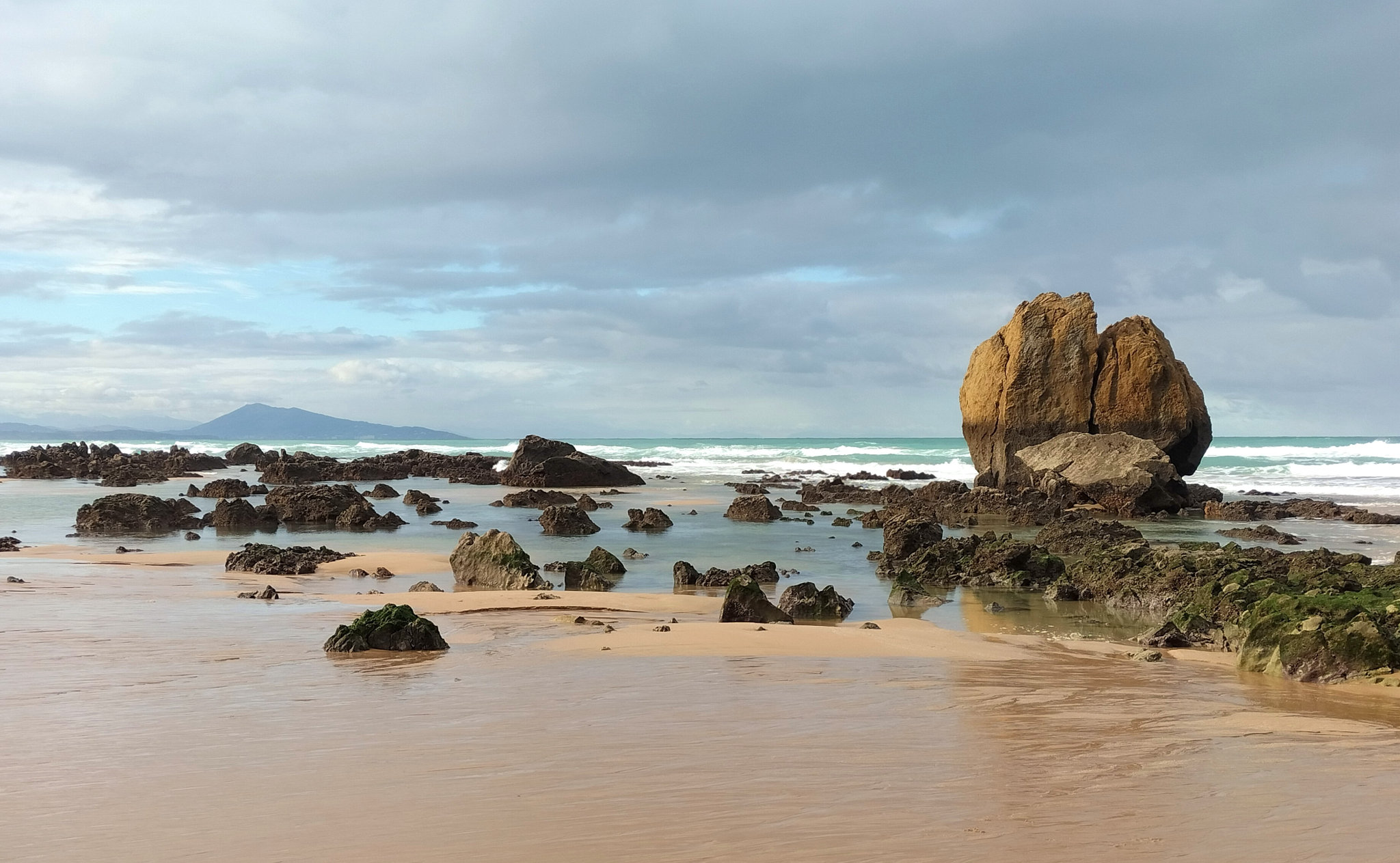 Biarritz, plage d'Ilbarritz, rochers et océan, automne 2021