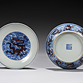 Paire de coupes en porcelaine décorée en rouge de fer et bleu sous couverte de dragons. <b>Marque</b> et <b>période</b> <b>Qianlong</b>