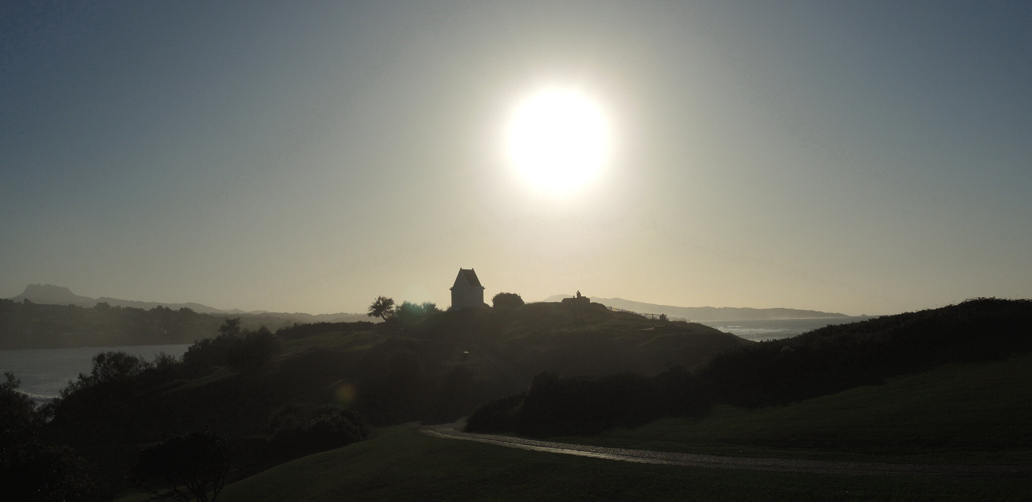 Saint-Jean-de-Luz, pointe Sainte Barbe, contre jour (64)