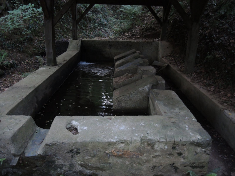 Mendionde, en route pour le mont Ursuya, lavoir