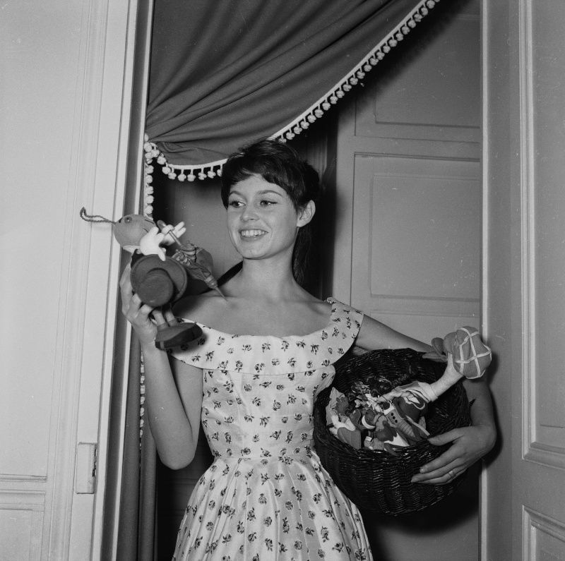 1955-chez_bb-par_gaston-robe_fleur-032-1
