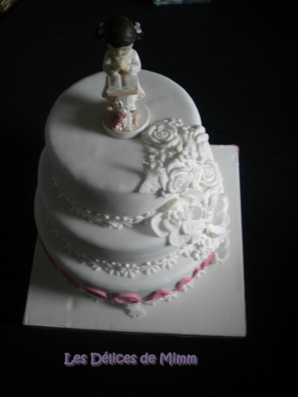 Un gâteau de communion tout blanc en pâte à sucre