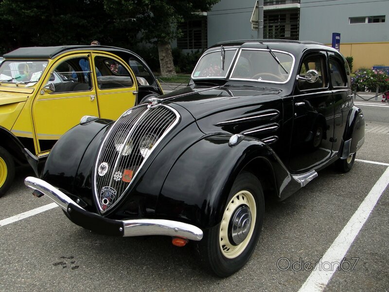 peugeot-302-berline-familiale-1