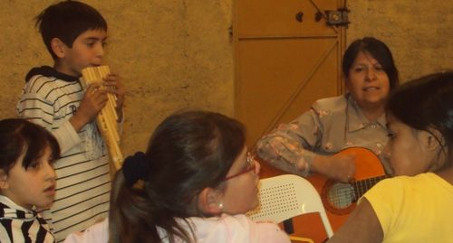 aprendiendo a tocar los instrumentos