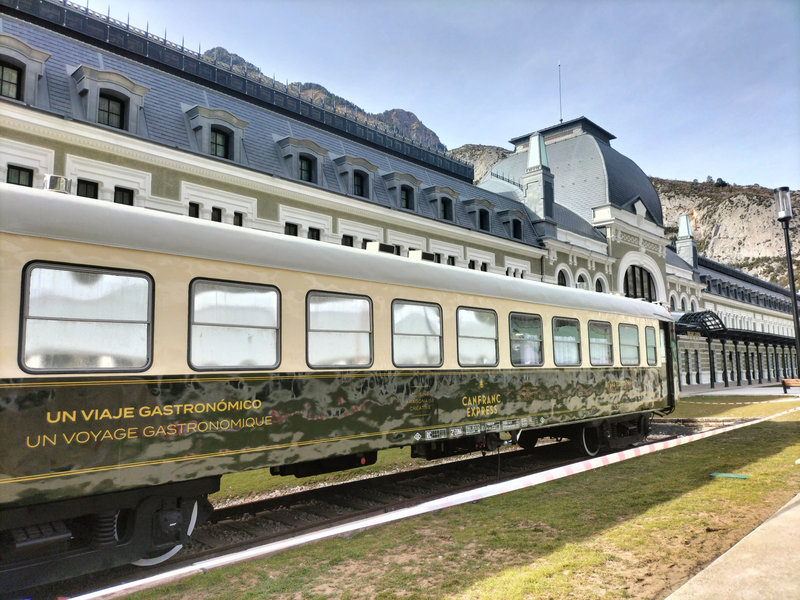 Canfranc-Estacion, hôtel et wagon (Espagne)