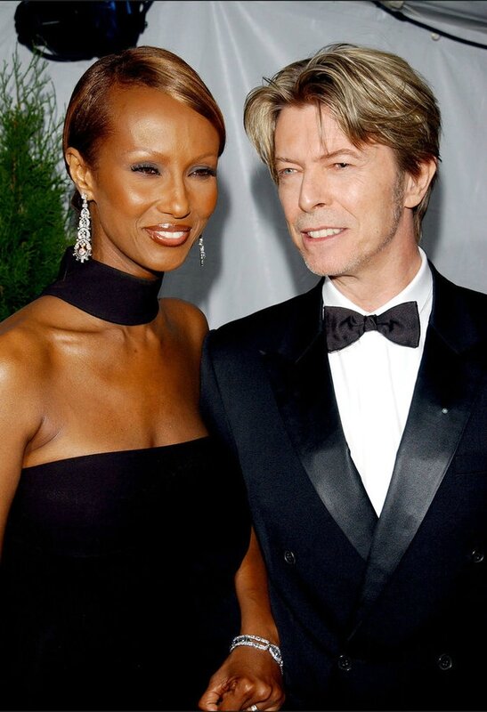 David-Bowie-et-sa-femme-Iman-aux-American-Fashion-Awards-2002_portrait_w674